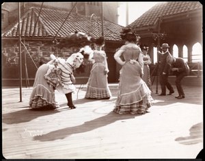 Cinque attrici in costume che provano sul tetto di quello che probabilmente è il New York Theatre, New York, 1900 da Byron Company